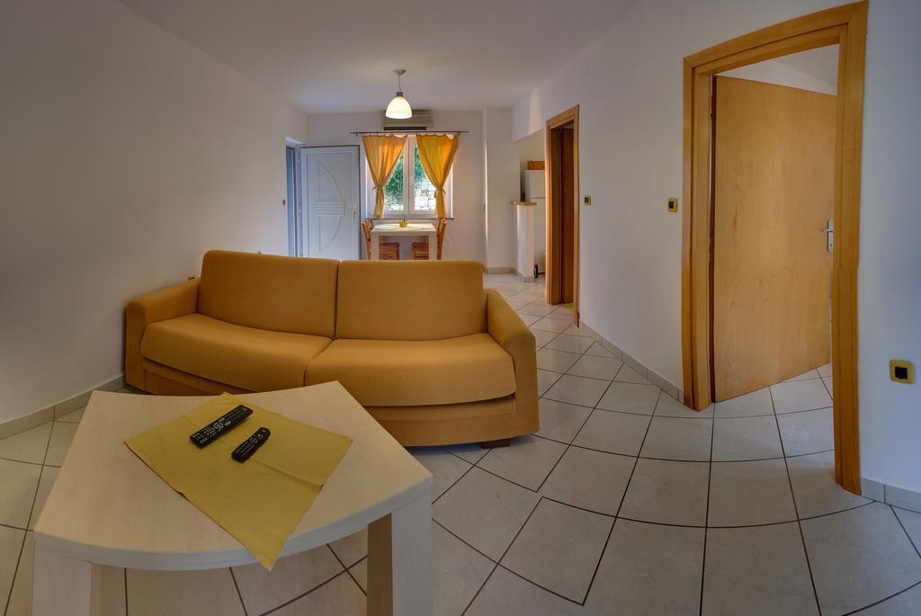 Vis A Vis Apartments Baska  Room photo